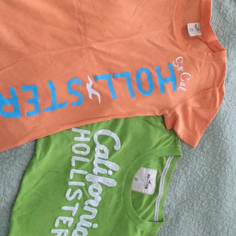 Hollister, Bundle of 2 Junior’s short sleeve tees, XS, Good condition